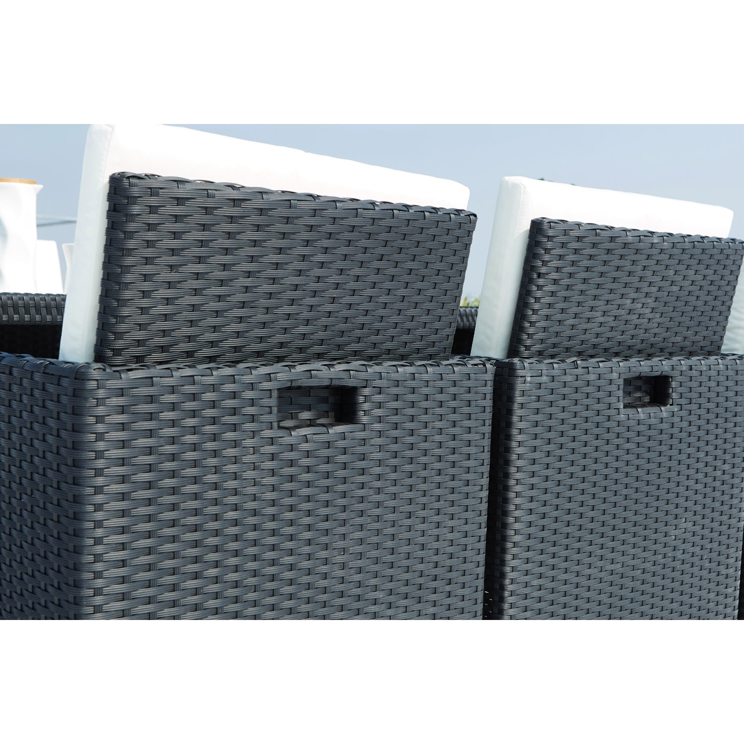 Table et chaises 8 places encastrables en résine noir/blanc DALMA