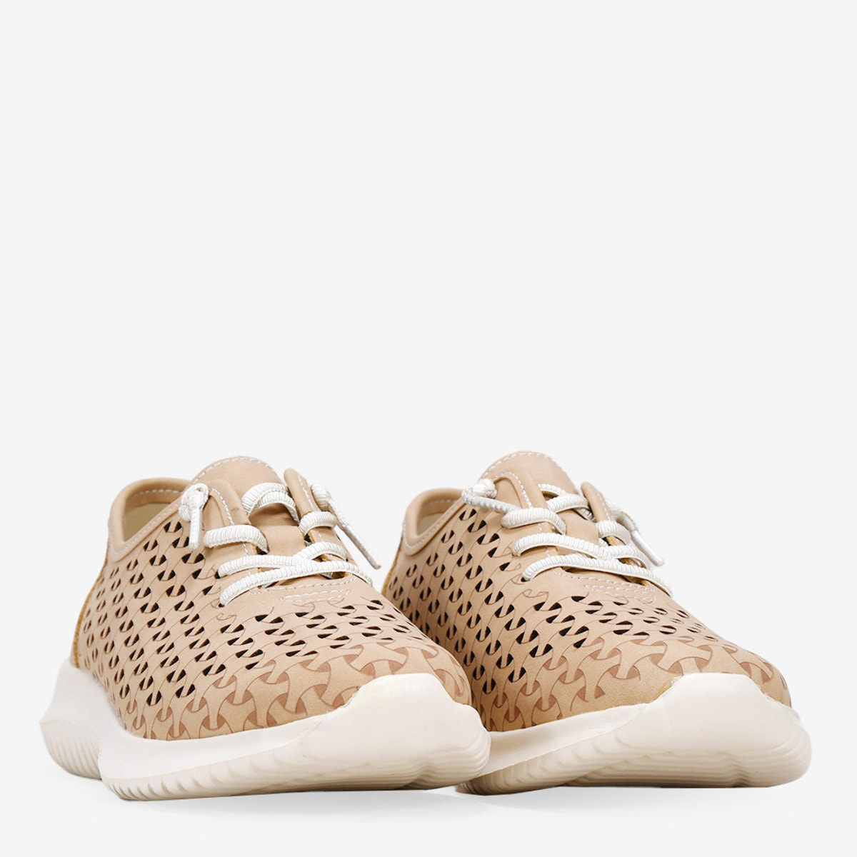 Zapatillas cuero en piel cortadas con láser