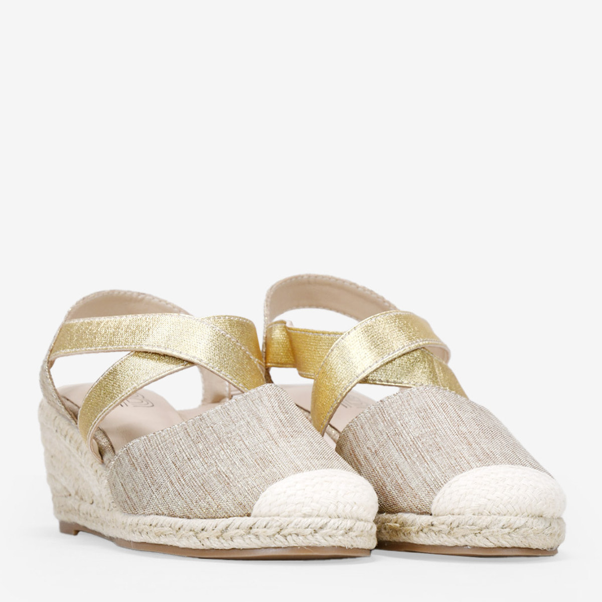 Alpargatas doradas con cuña de rafia