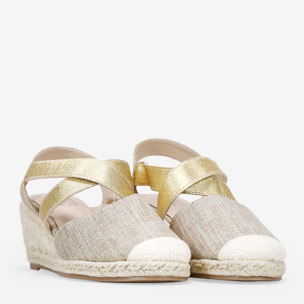 Alpargatas doradas con cuña de rafia