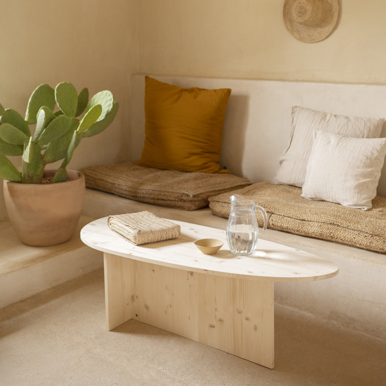Table basse en bois massif ton naturel de 129cm Hauteur: 43.25 Longueur: 128.6 Largeur: 54.6