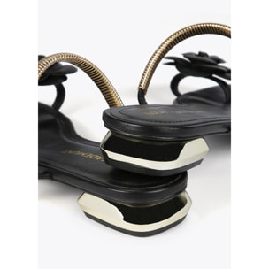 Sandali con fiore e fascetta in metallo