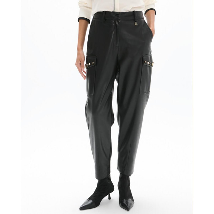 Pantaloni da jogging in PU con tasche cargo laterali e borchie