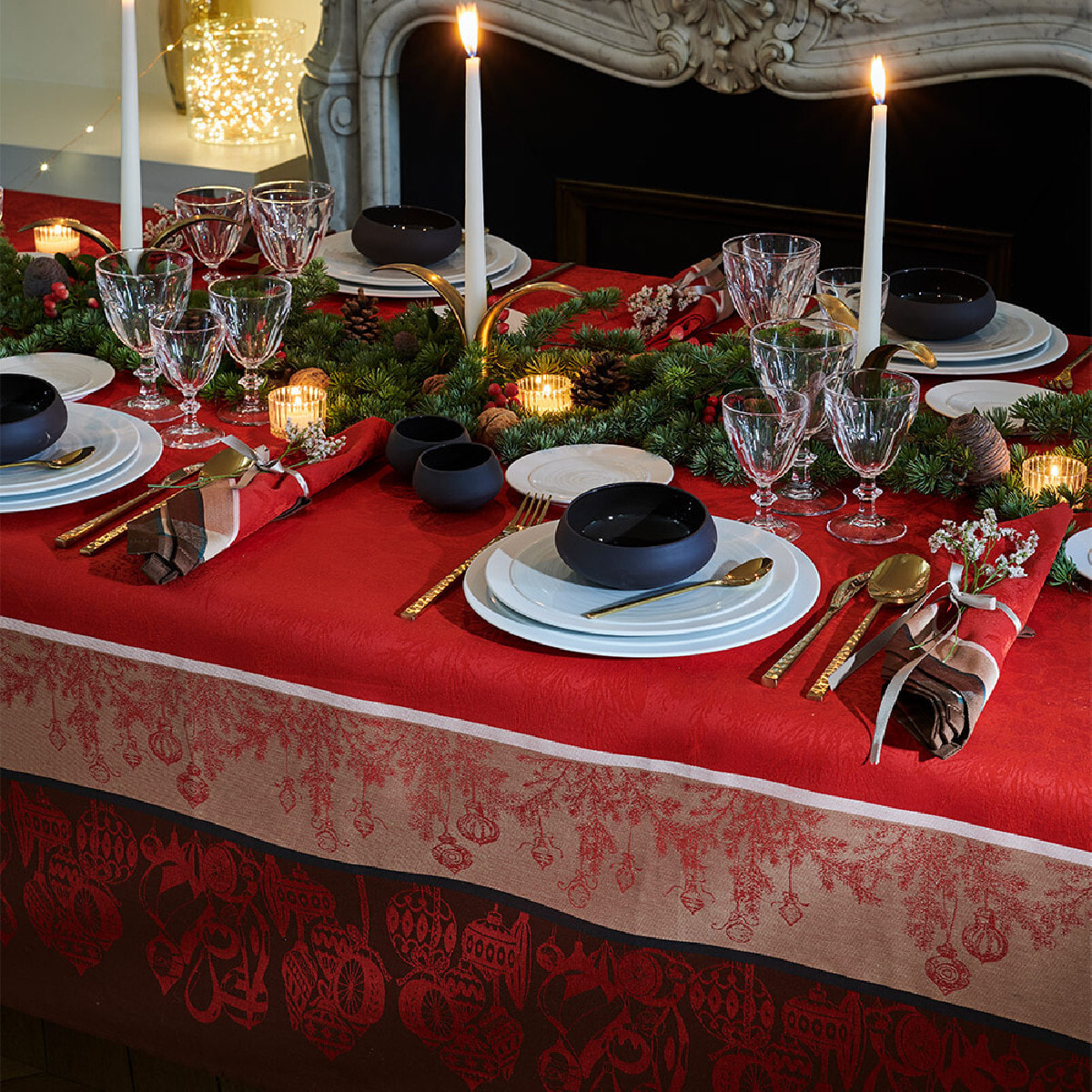 Nappe anti tache pur coton motif jacquard Couronne de noel rouge
