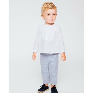 Pantalón de rayas azul, con botones y bragueta.