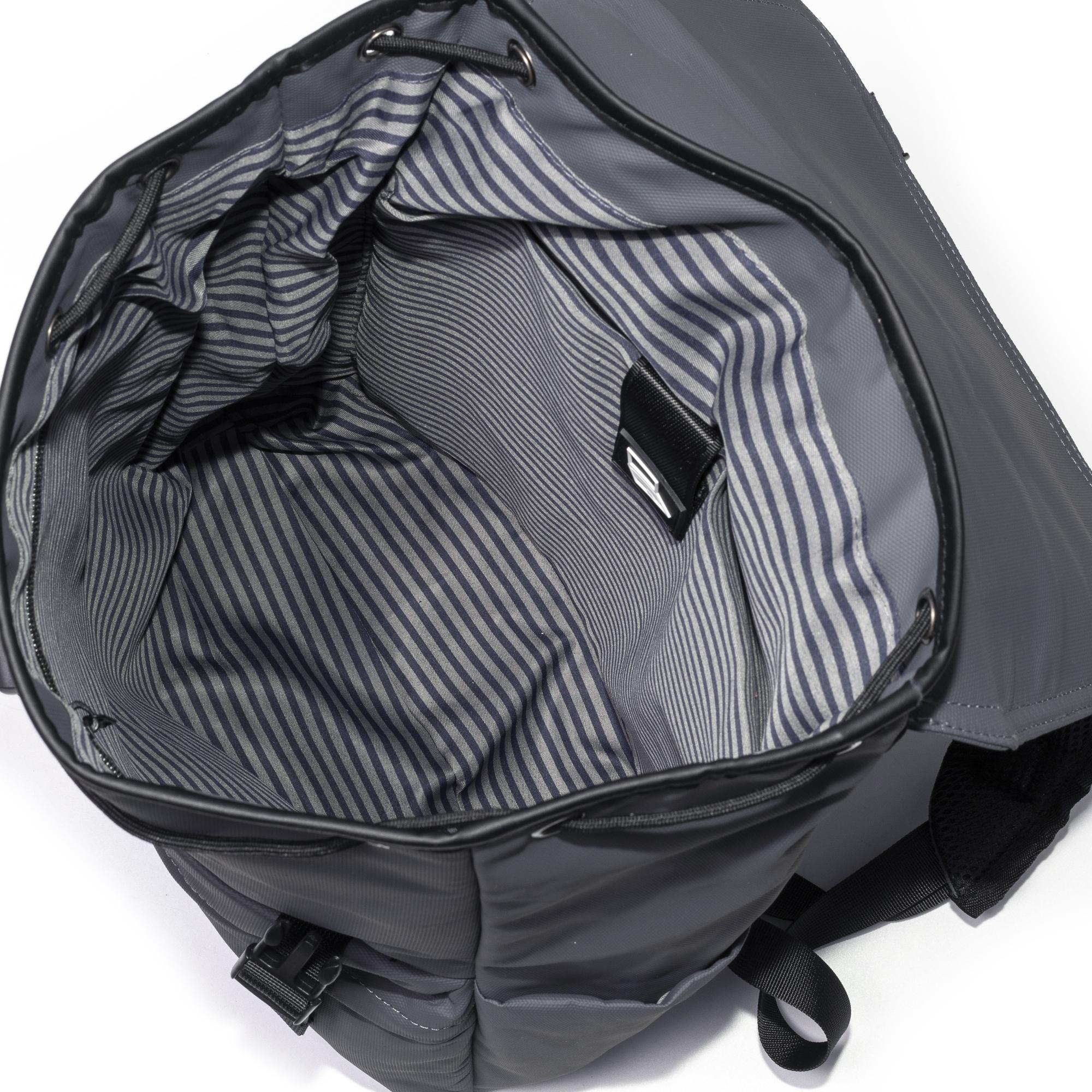 Mochila multi compartimento, porta Laptop 13''. Capa impermeable. Adaptable a Trolley. Repelente al agua.