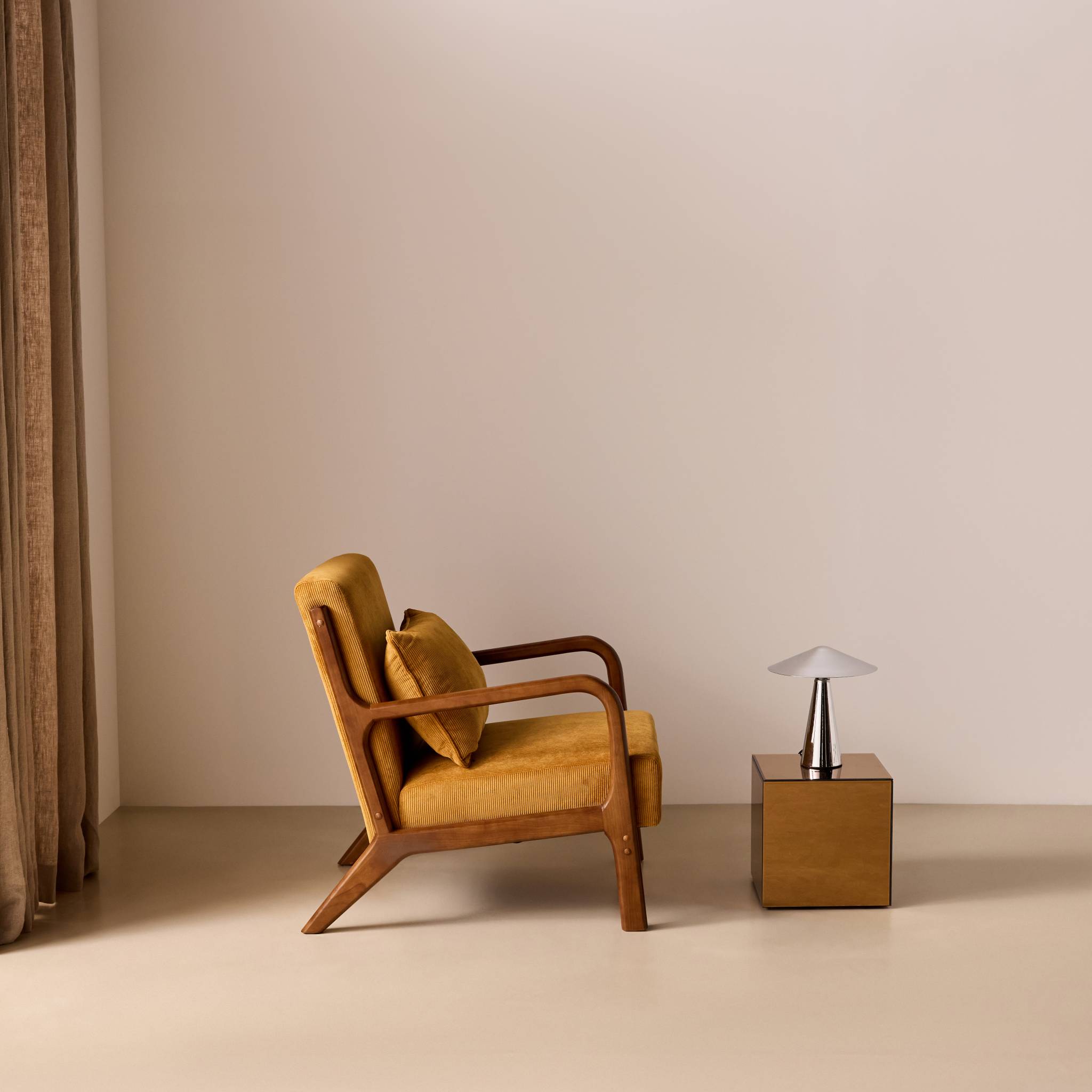 Fauteuil scandinave bois d'hévéa teinte noyer clair et velours côtelé LORENS