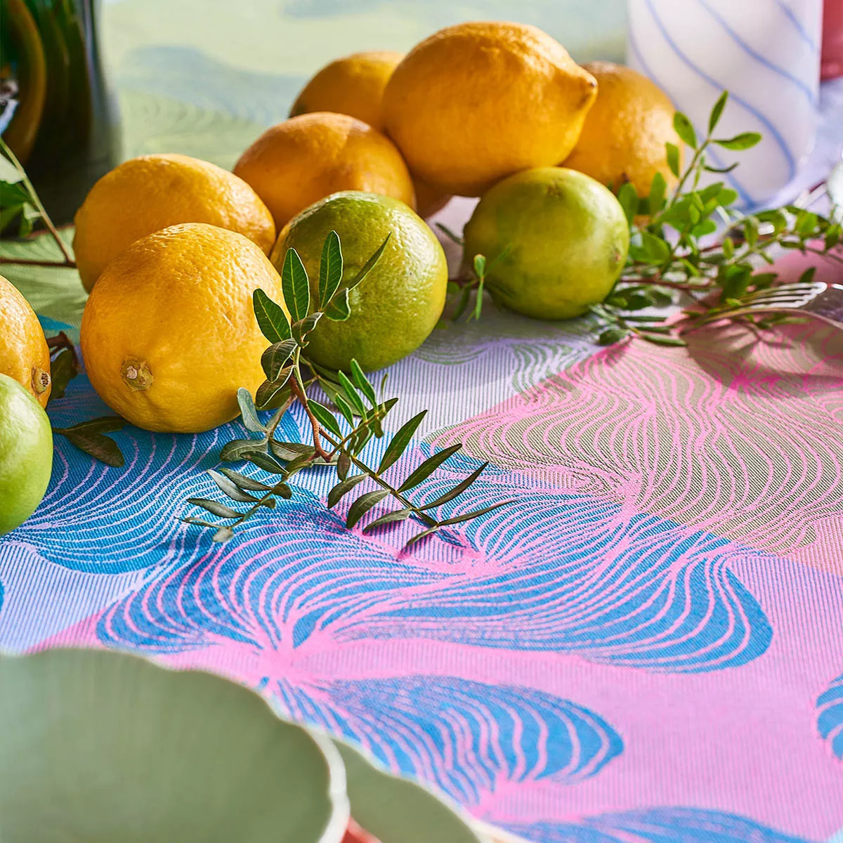 Chemin de table pur coton motif jacquard bleu rose vert Mille vertiges ara