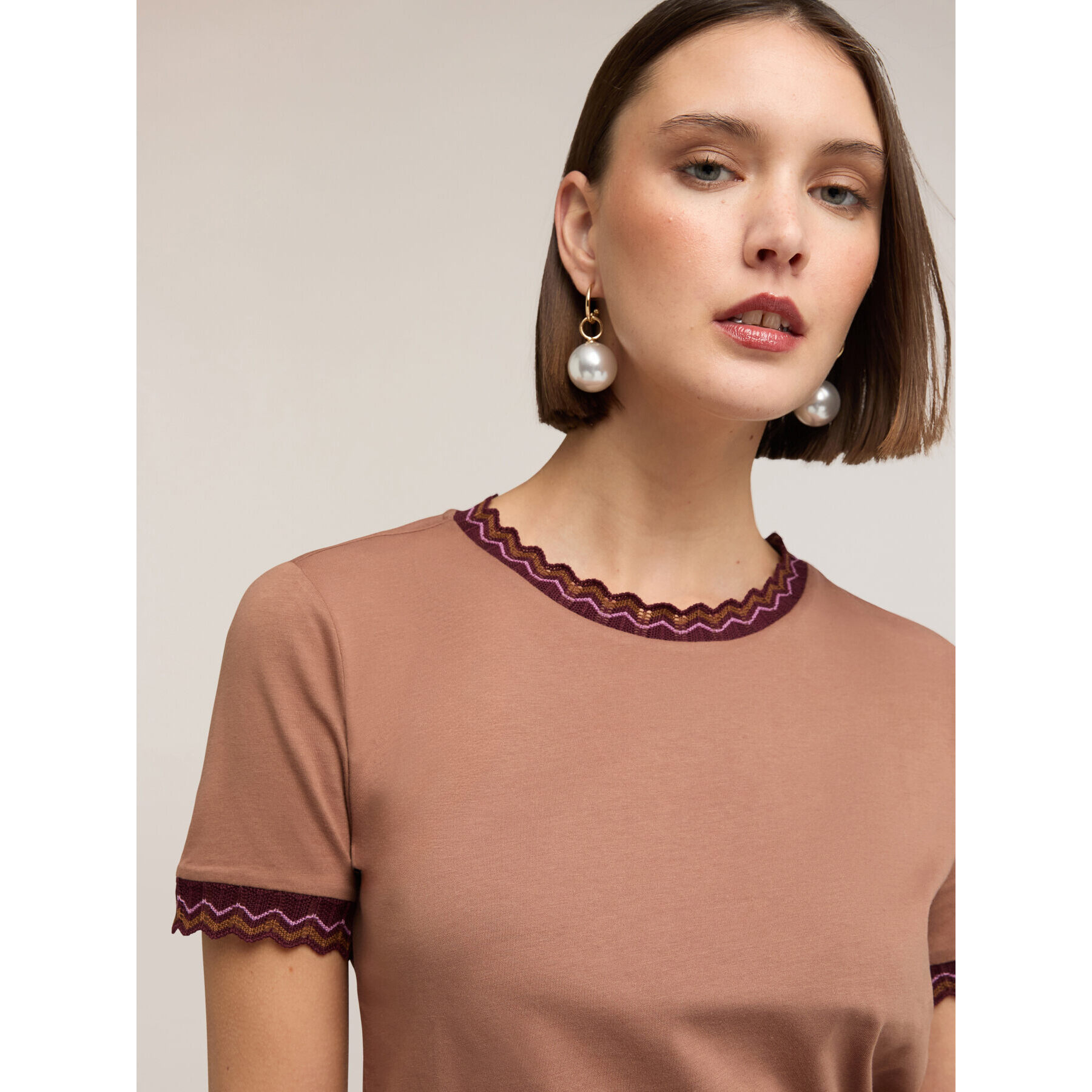 Motivi - T-shirt con bordi in maglia - Marrone