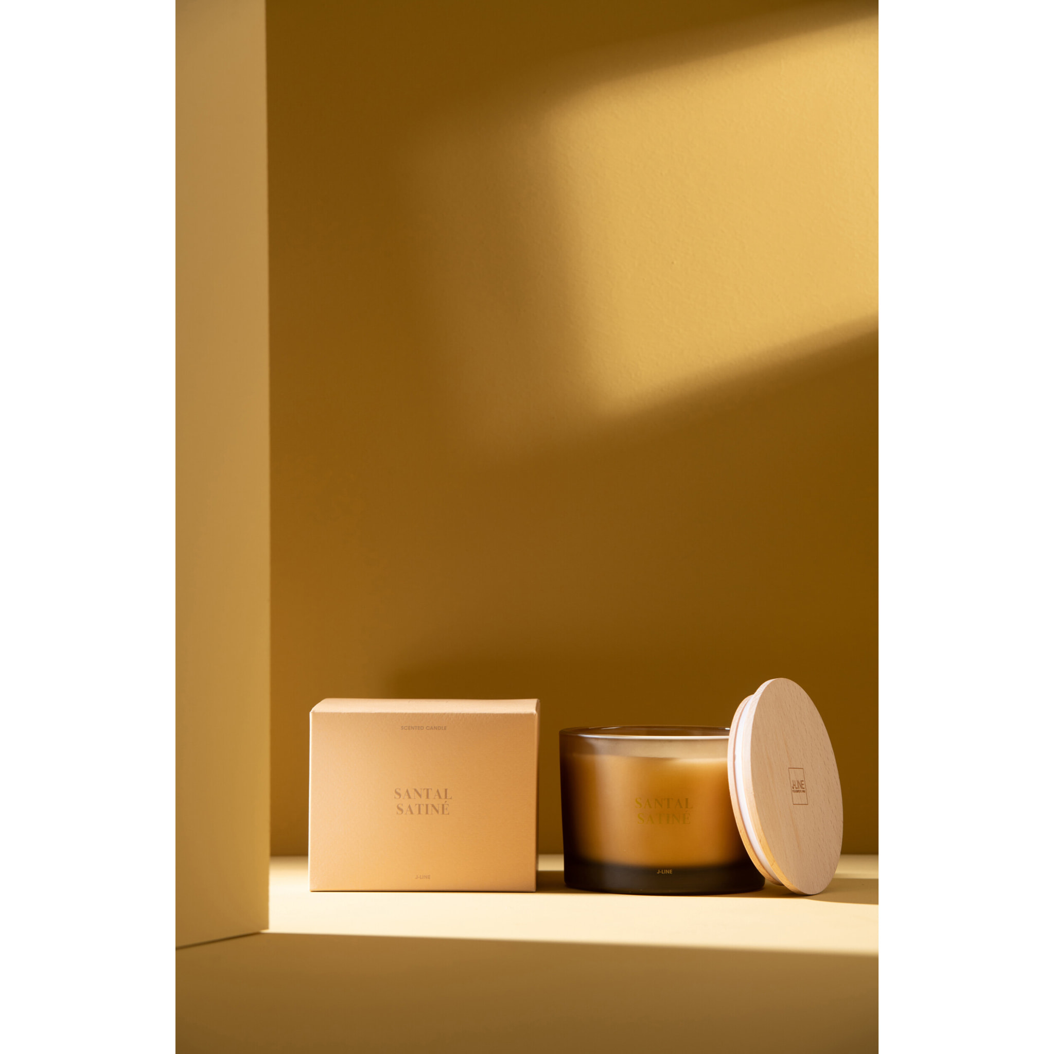 J-Line bougie parfumée Accords Essentiels - Santal Satiné - jaune - 28H