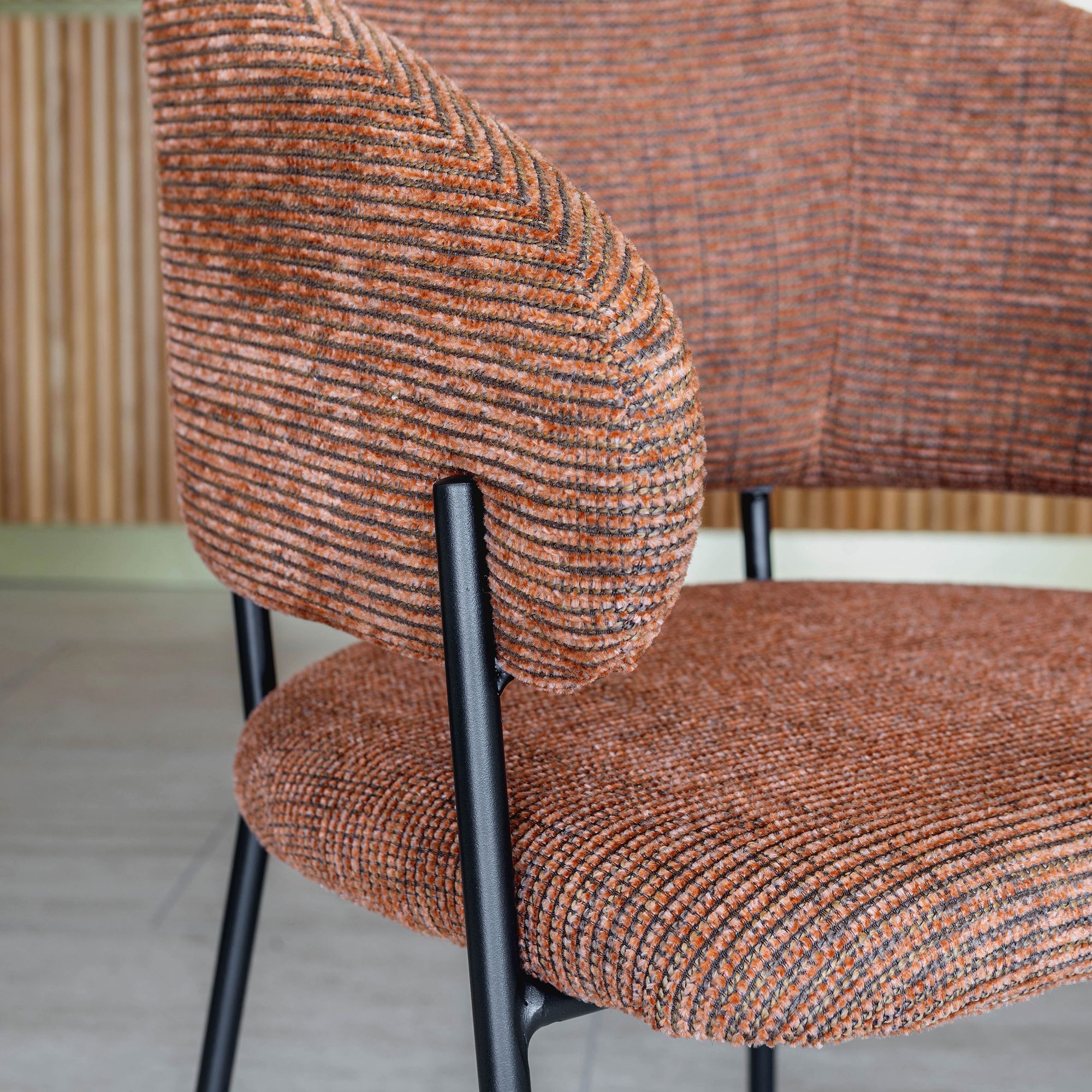 Lot de 2 fauteuils de table en tissu terracotta et pieds en métal noir EROS