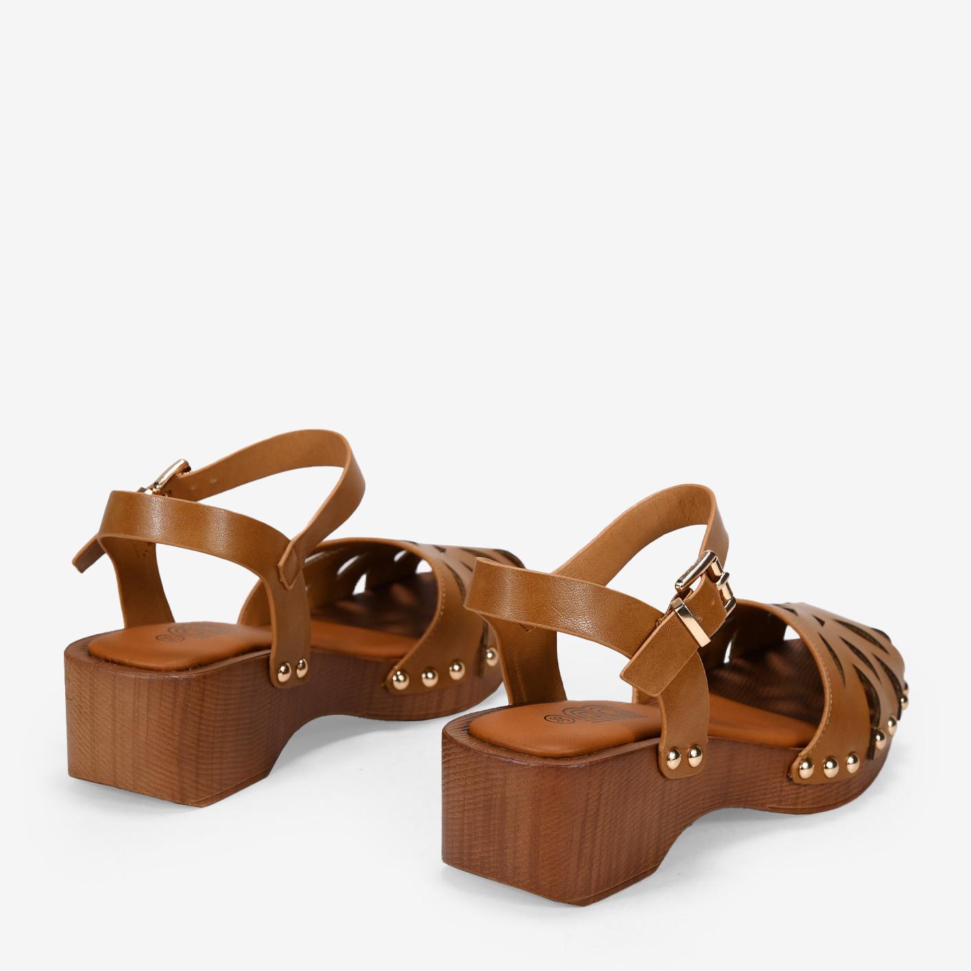 Sandalias marrones con suela de madera