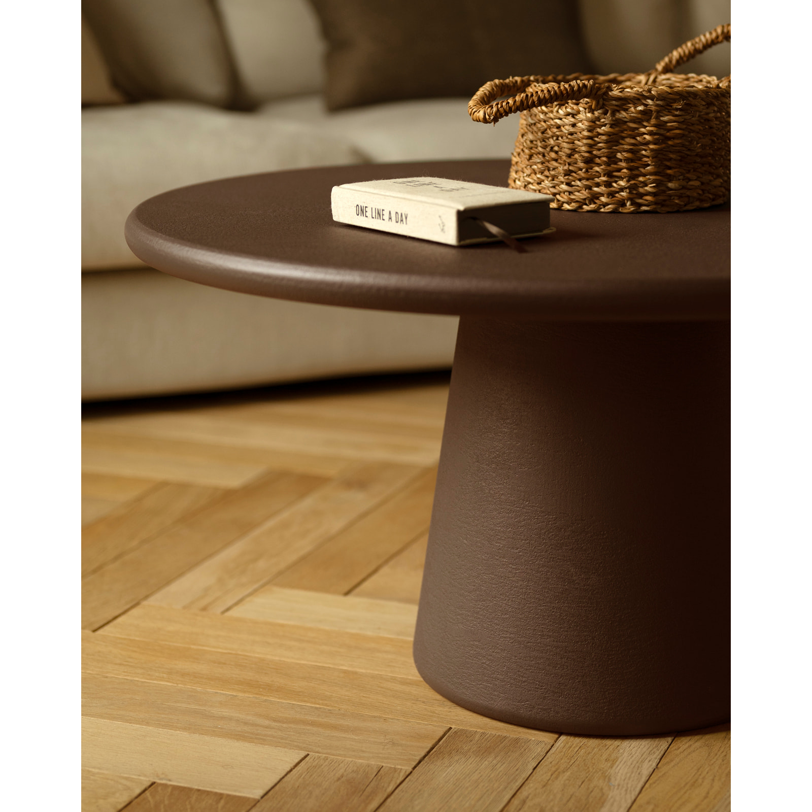 Mesa de centro redonda de microcemento en tono marrón en varias medidas