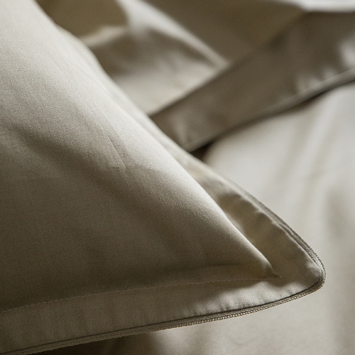 Drap housse uni en satin de coton bio, TEOPHILE, Beige Désert