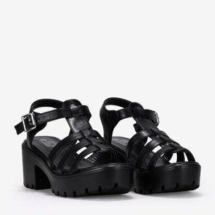 Sandalias cangrejeras negras con tacón y suela dentada