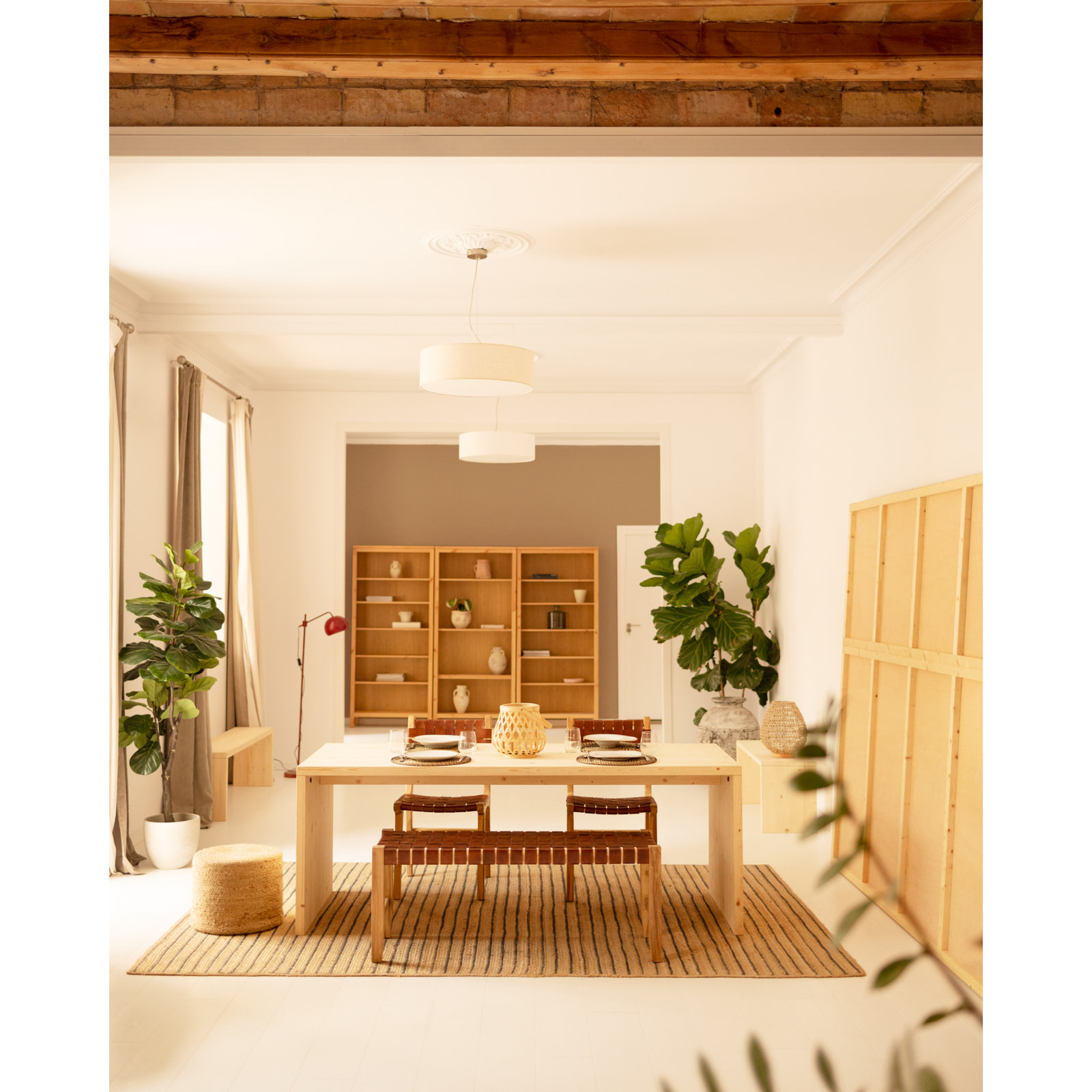 Mesa de comedor de madera maciza en tono natural de varias medidas