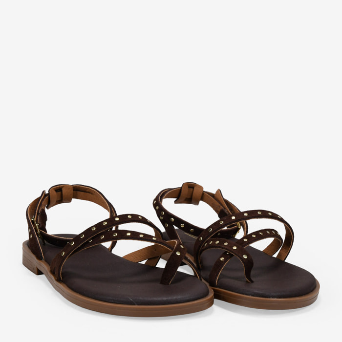 Sandalias planas marrones en piel con tachas