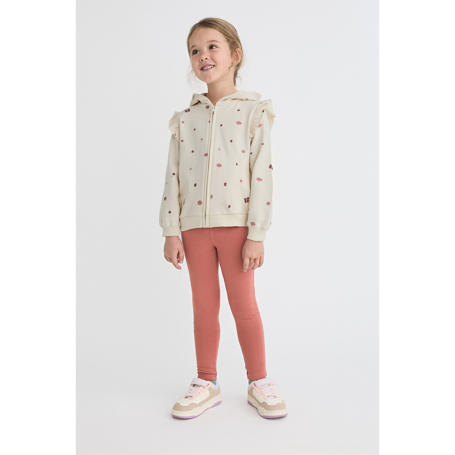Conjunto niña sudadera con capucha y leggings, estampado floral con mariposas y volante en hombros | Color: Crudo | Street Monkey