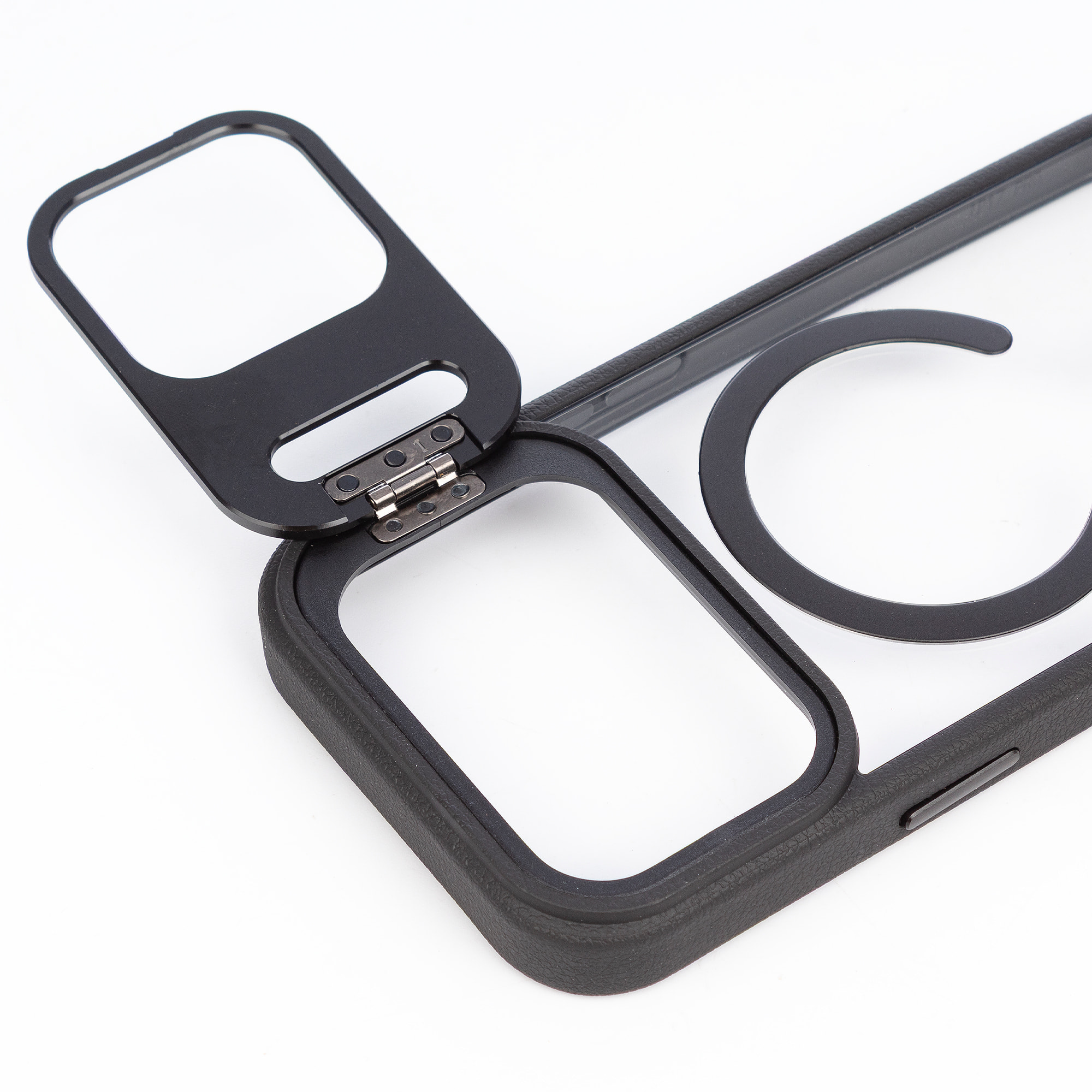 Carcasa transparente con cubierta de cámara abatible que funciona como soporte, bordes negros. MagSafe para iPhone 17 Pro.