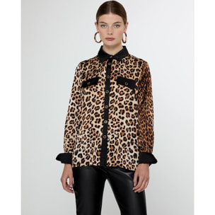 Camicia stampa animalier con colletto e pattina in contrasto