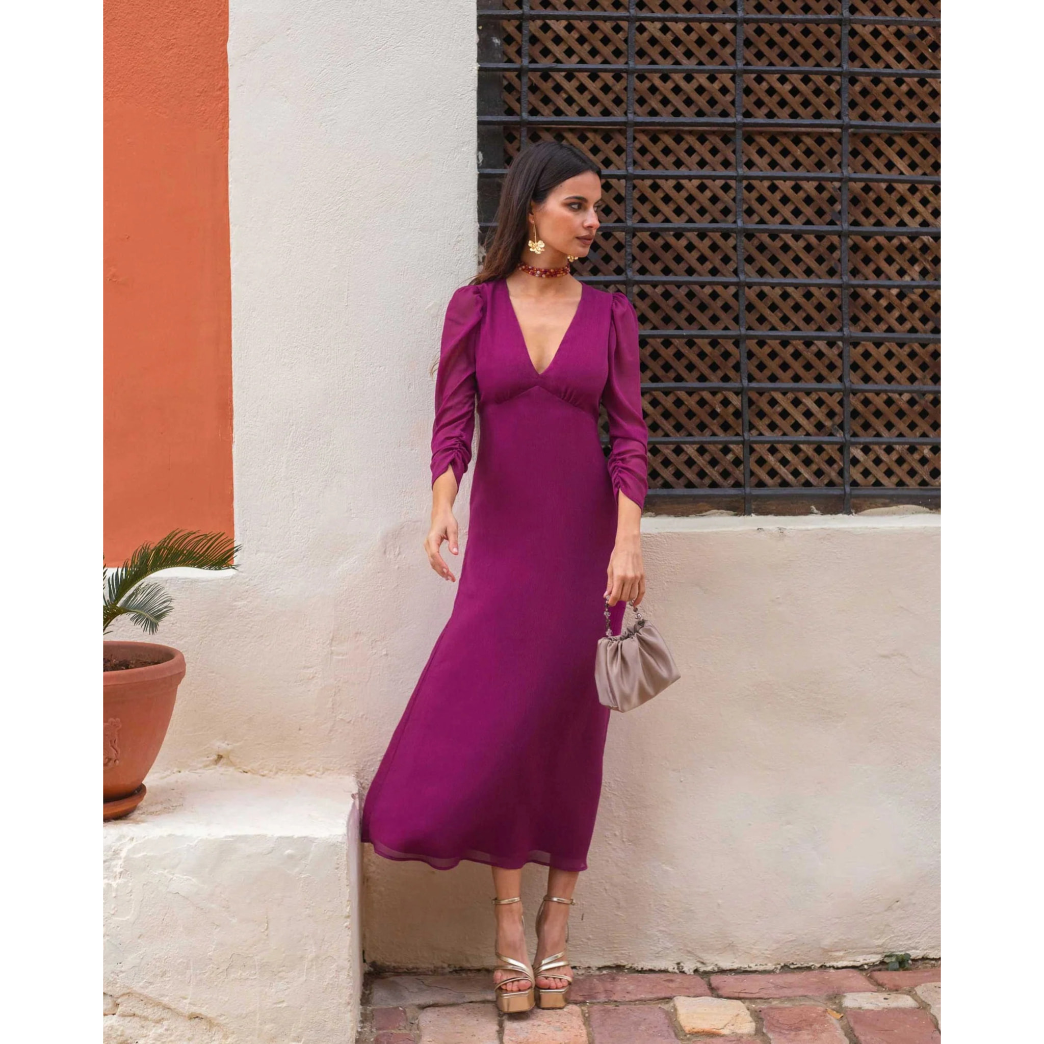 Vestido midi con manga larga y escote