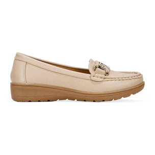 Mocasines beige con cadena de eslabones en plata