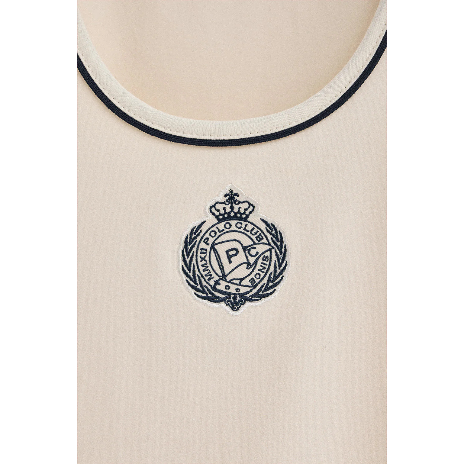 Camiseta color crudo de tirantes con escudo náutico