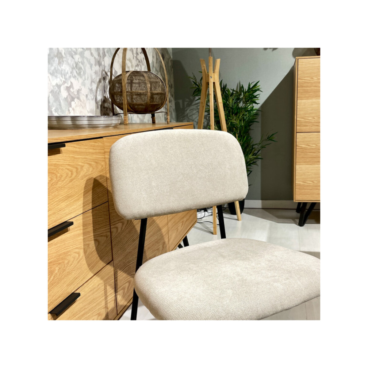 Chaise de repas en tissu doux avec 4 pieds en métal noir - MIRA