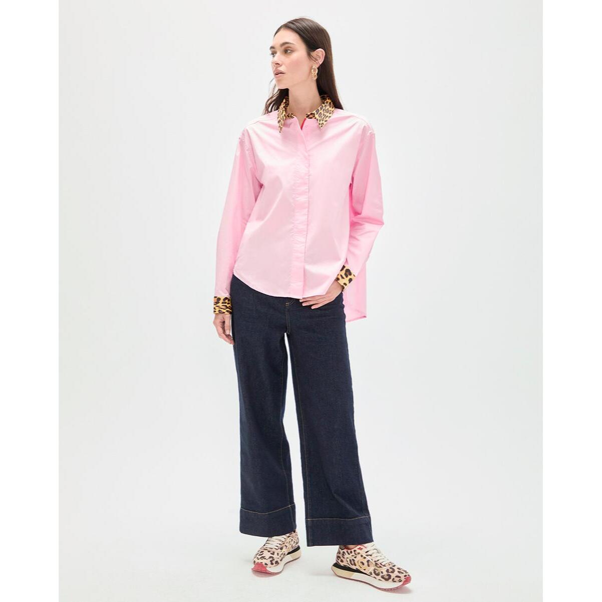Camicia in popeline con polsini a contrasto e stampa animalier