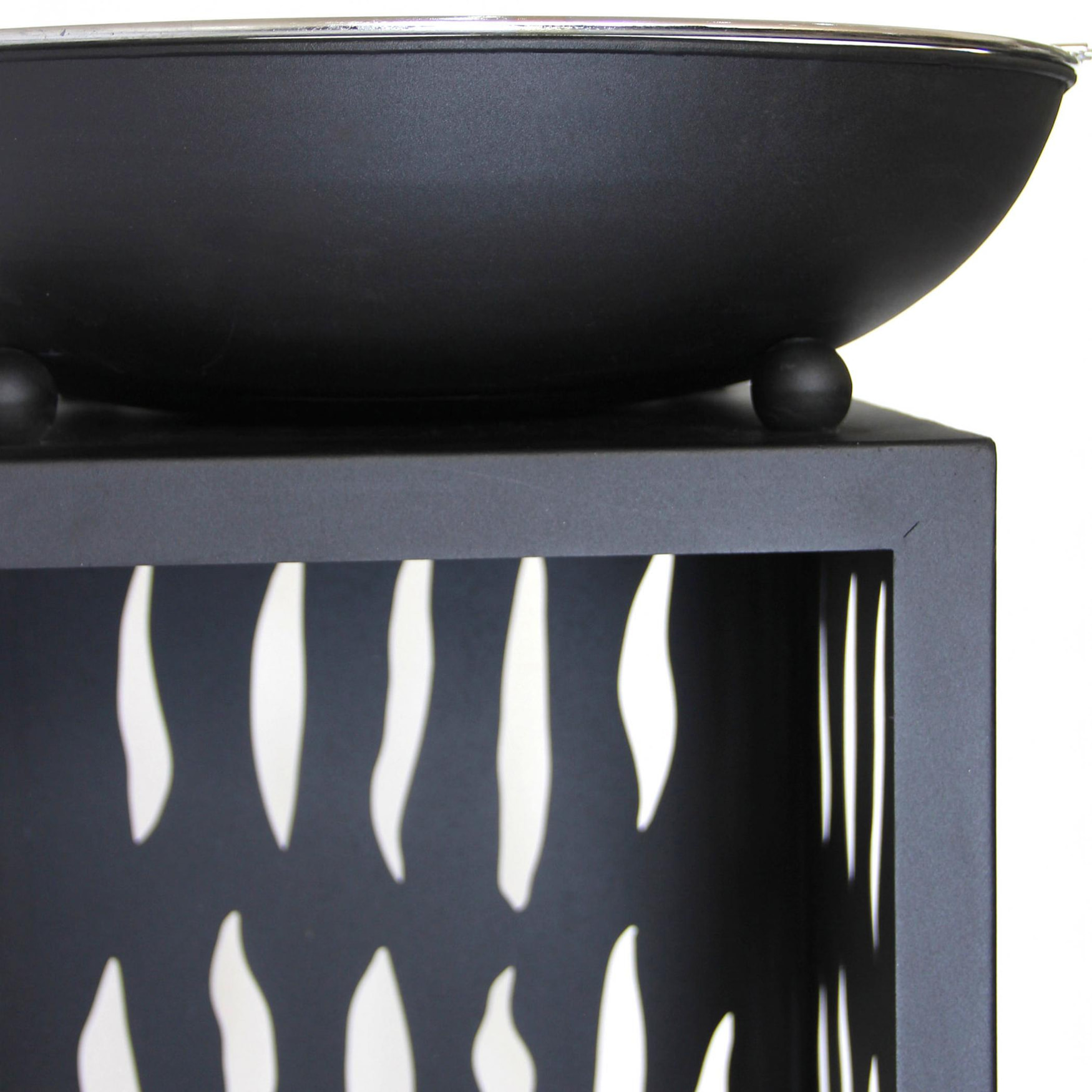 Barbecue au design élégant avec grill chromé en acier noir