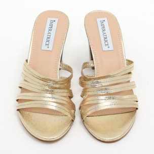 Sandali in simil pelle laminata con tacco comodo