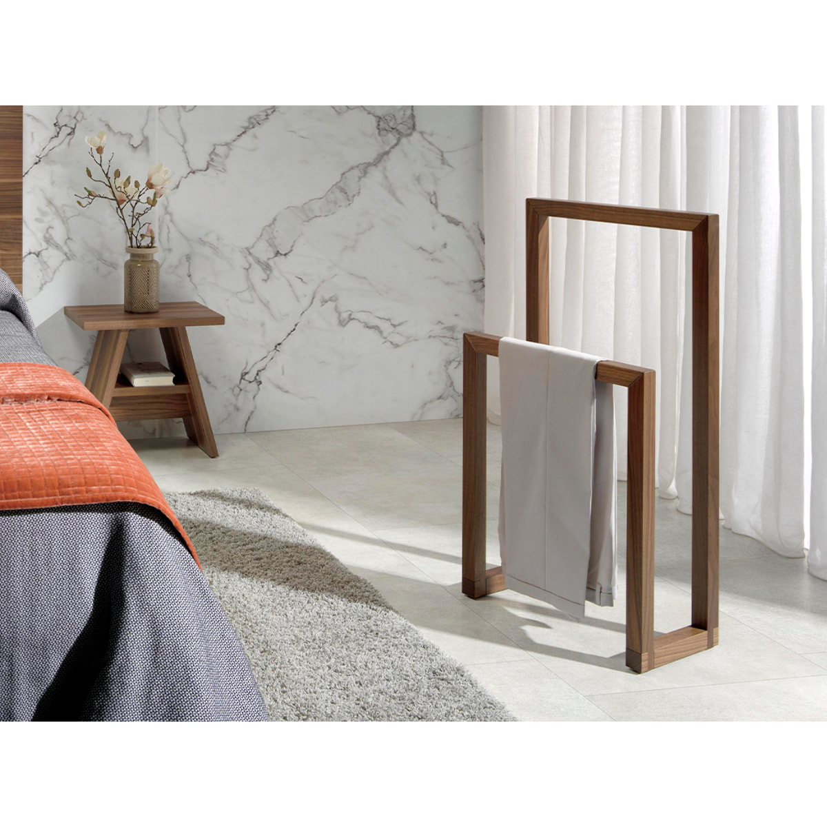 Galán de noche Angel Cerdá en madera maciza de nogal 48x25x90cm