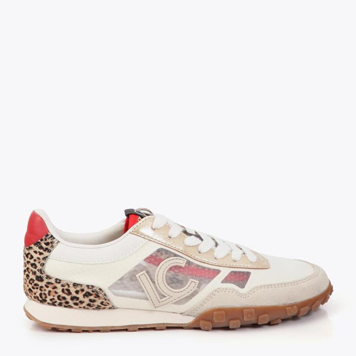 Sportivo in rete e tessuti diversi