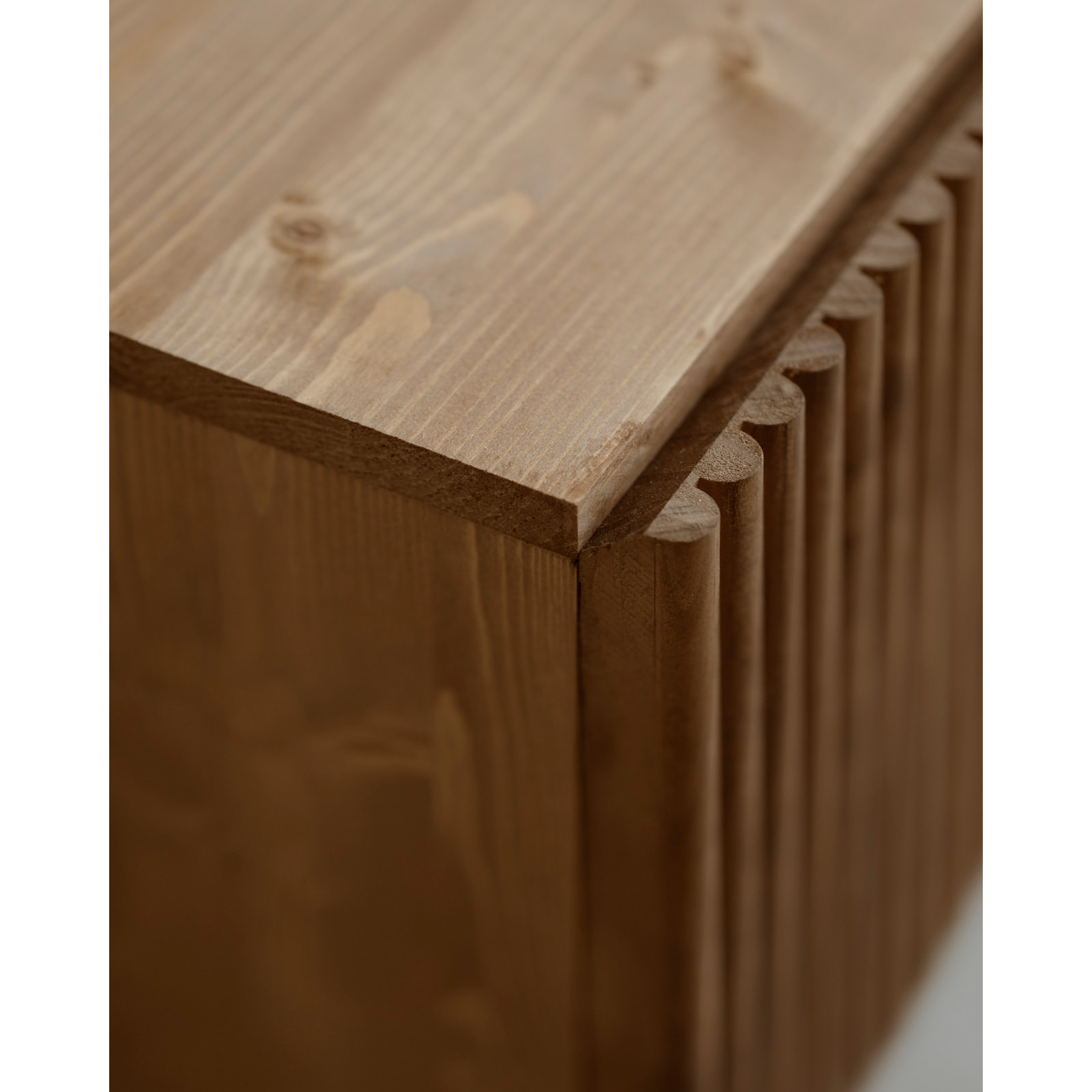 Mueble TV de madera de abeto y pino en tono roble oscuro 152x42cm Alto: 45.5 Largo: 152 Ancho: 42