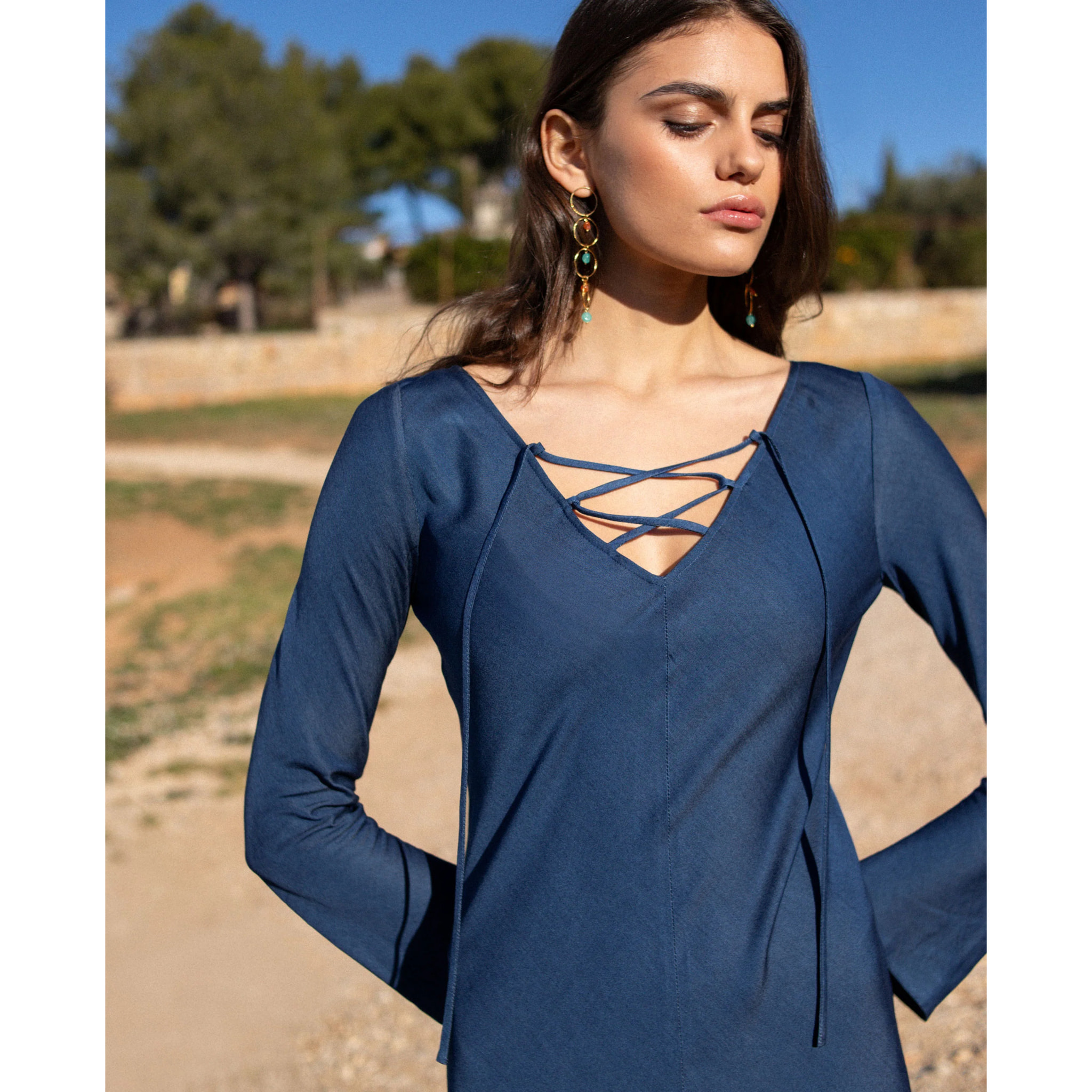Vestido midi con escote en pico y cordones