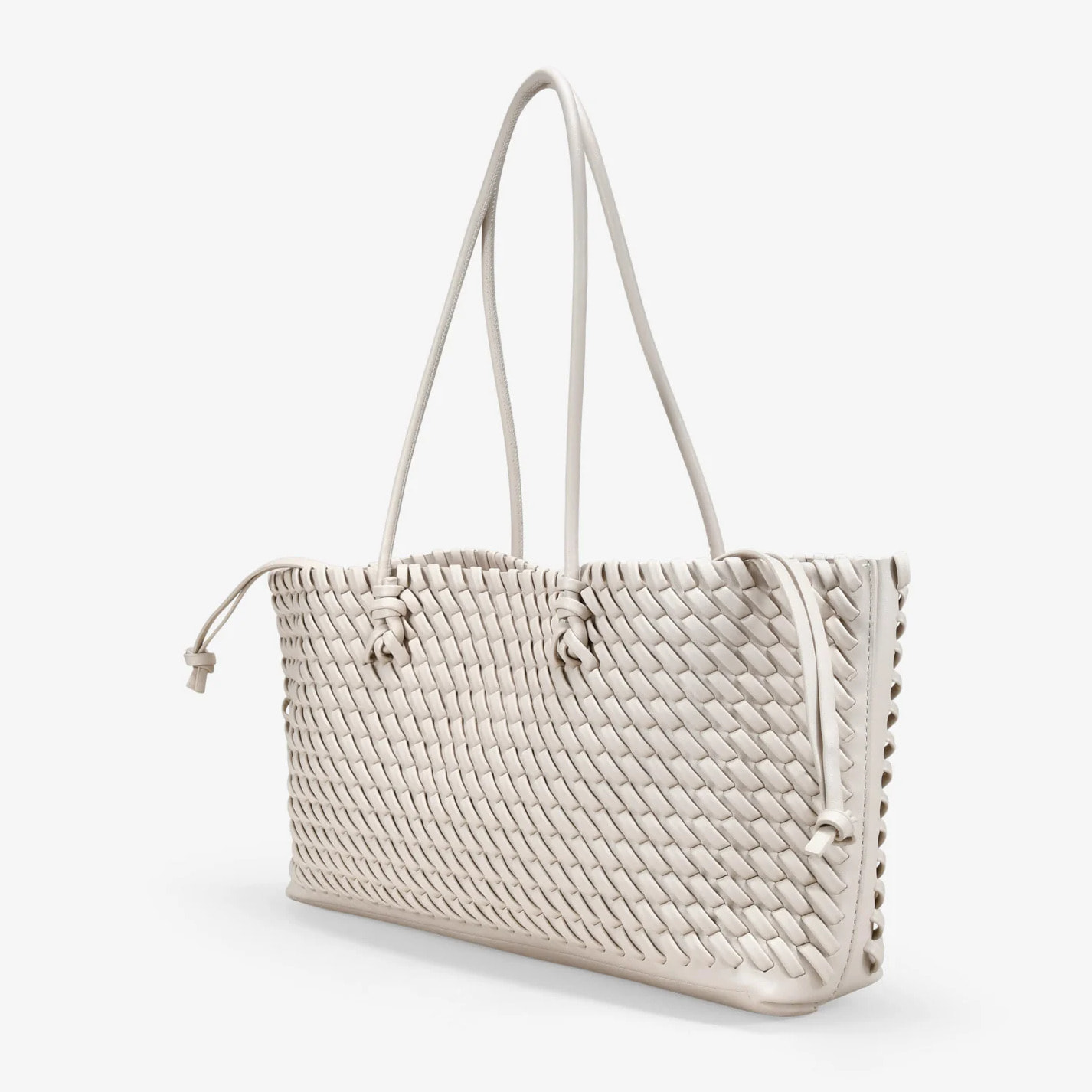 Bolso de hombro beige trenzado