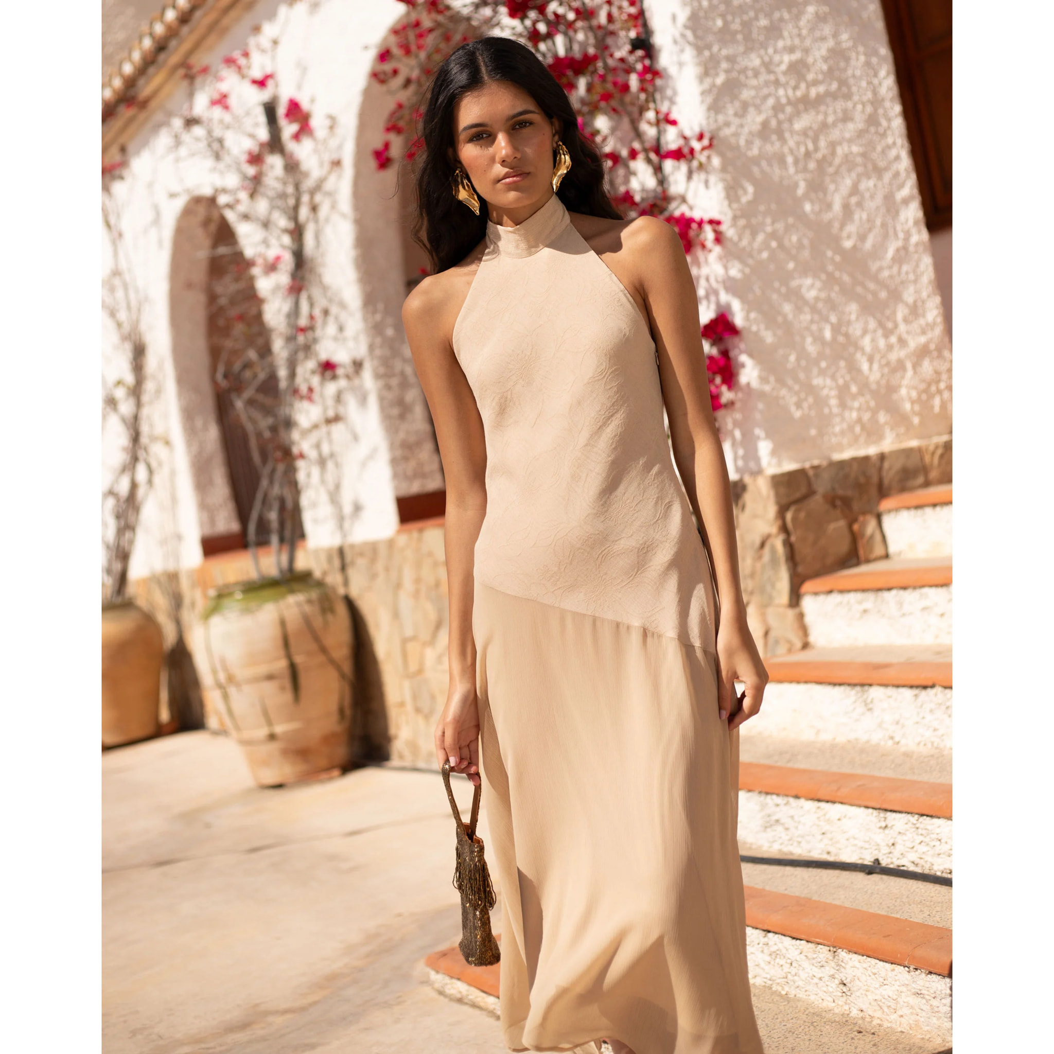 Vestido midi asimétrico con cuello halter