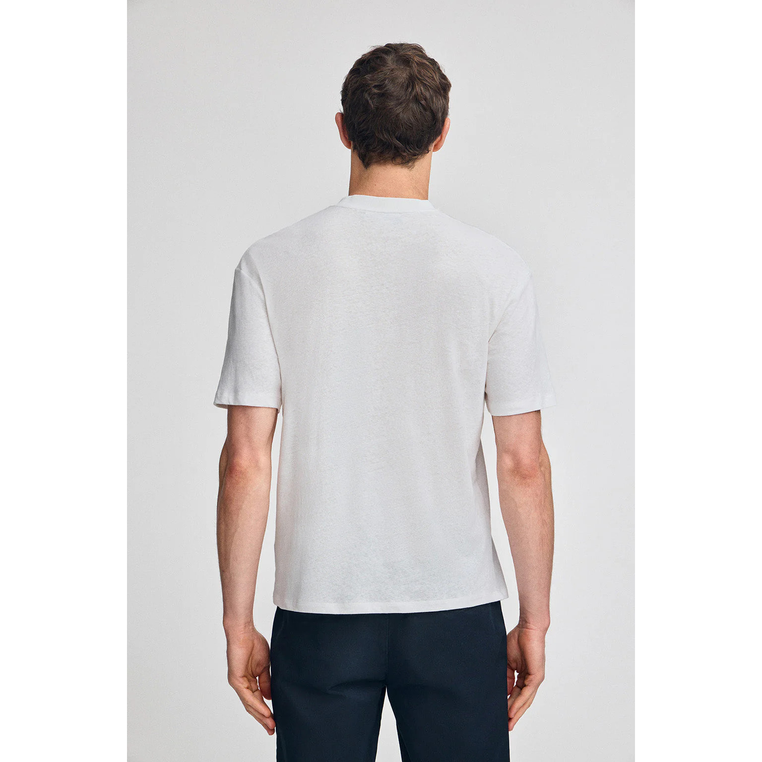 Camiseta blanca en lino y algodón de cuello redondo y monograma bordado