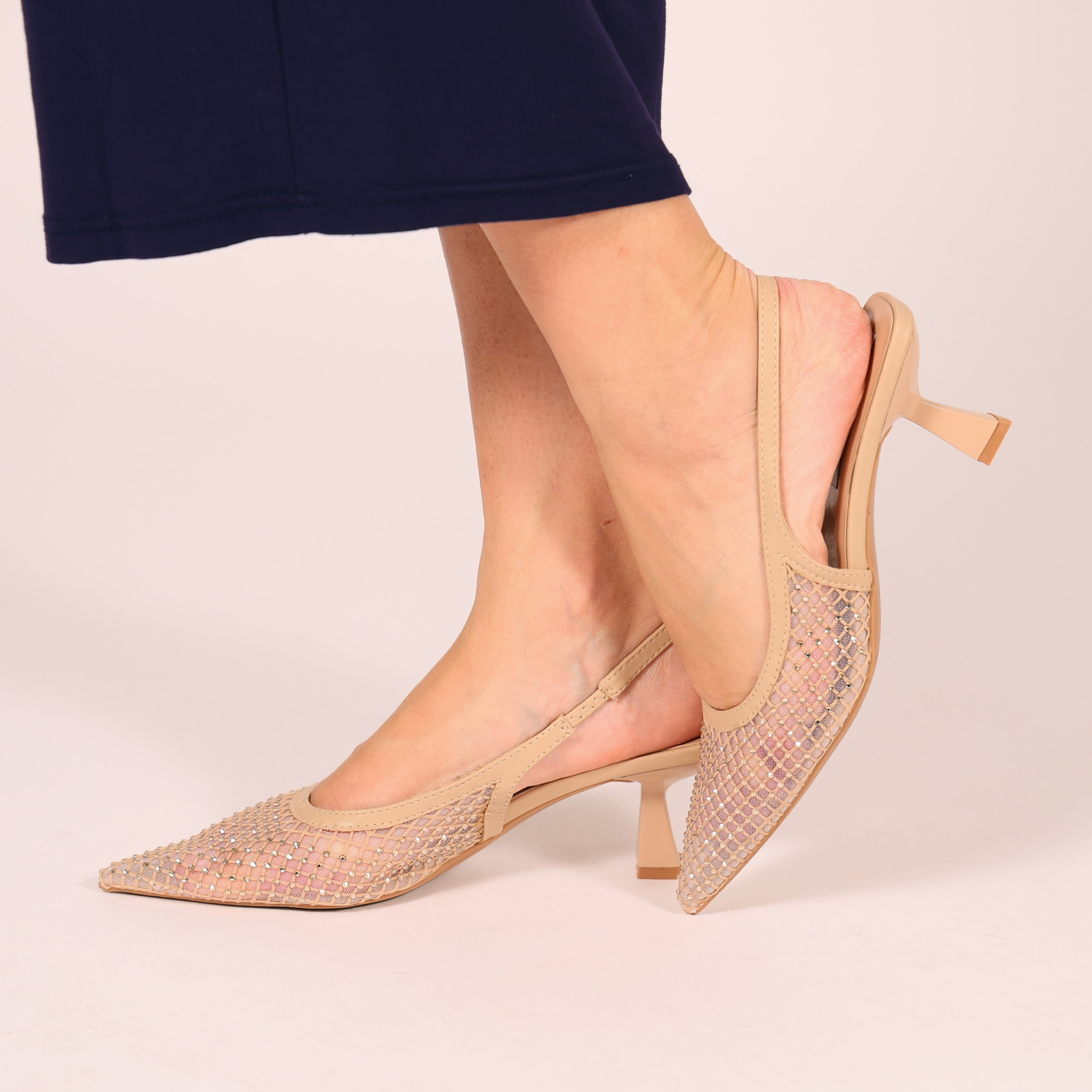 Dècolletè slingback con tacco a rocchetto in tessuto traforato con strass