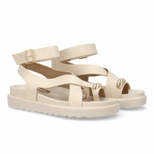 Sandalias cómodas de tiras mujer con adorno metálico.