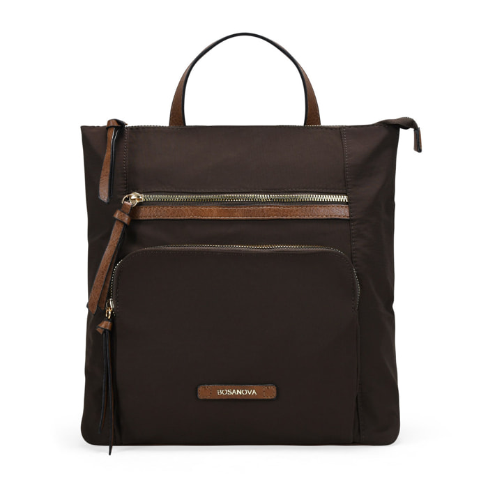 Mochila deportiva marrón con cremalleras metálicas