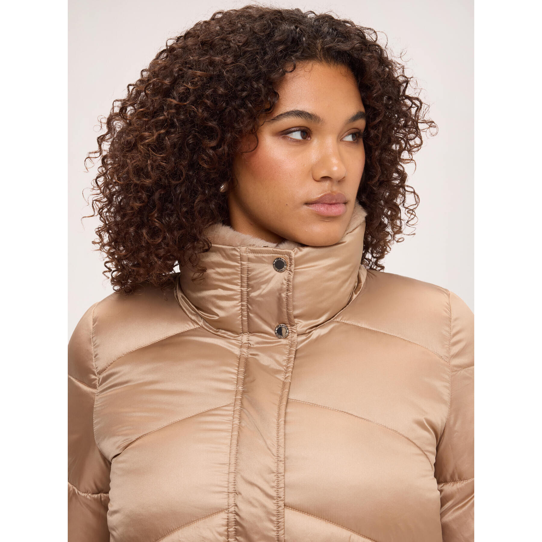 Fiorella Rubino - Piumino corto con collo peluches - Beige
