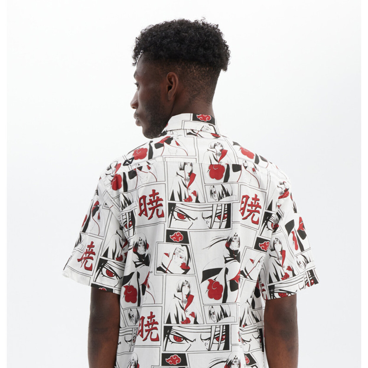 La intimidante mirada de ITACHI UCHIHA portando su Kunai te acompañará allá donde vayas gracias a esta camisa de la colaboración oficial entre Hydroponic y Naruto. NA ITACHI Hydroponic