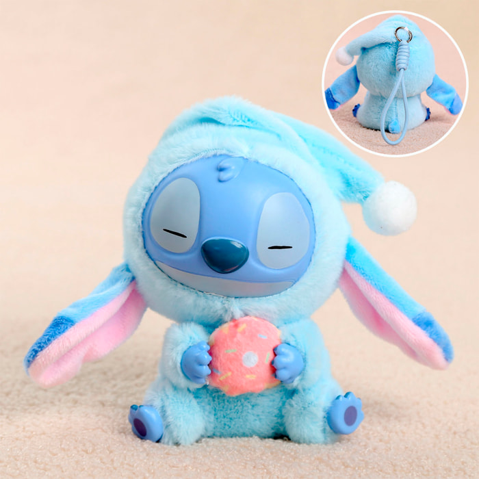 Peluche extrasuave y mullido con colgante. Diseño de monstruito en pijama. 15 cm.