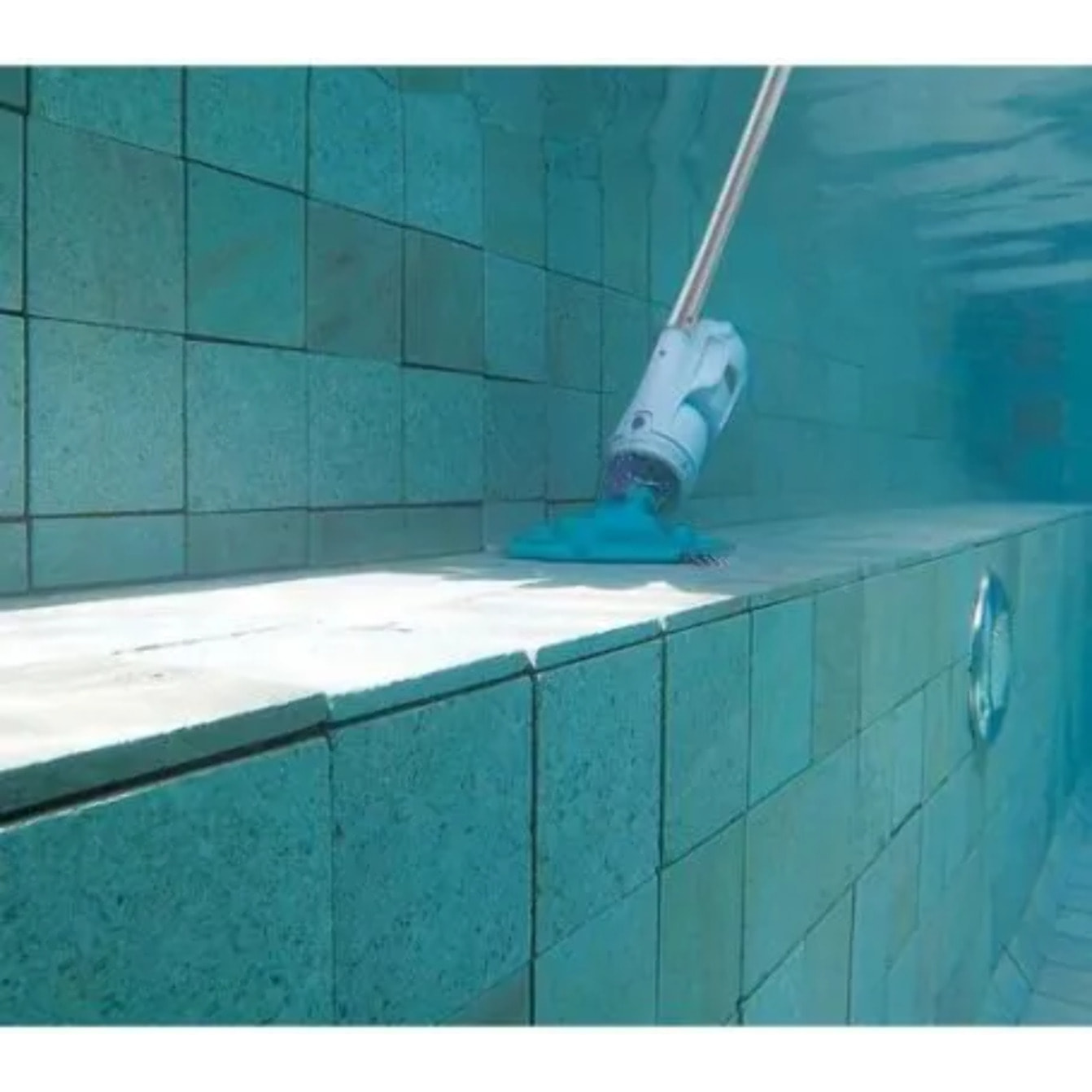 Robot aspirateur électrique pour piscines et spas