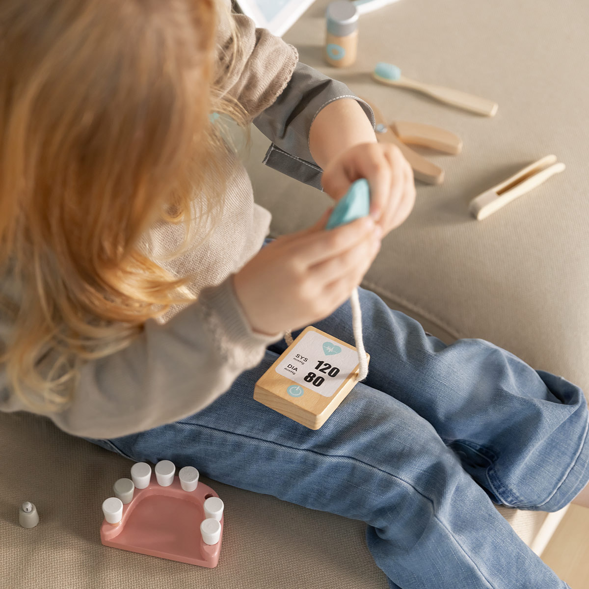 maletín de doctor MEDIKID con accesorios de madera para niños