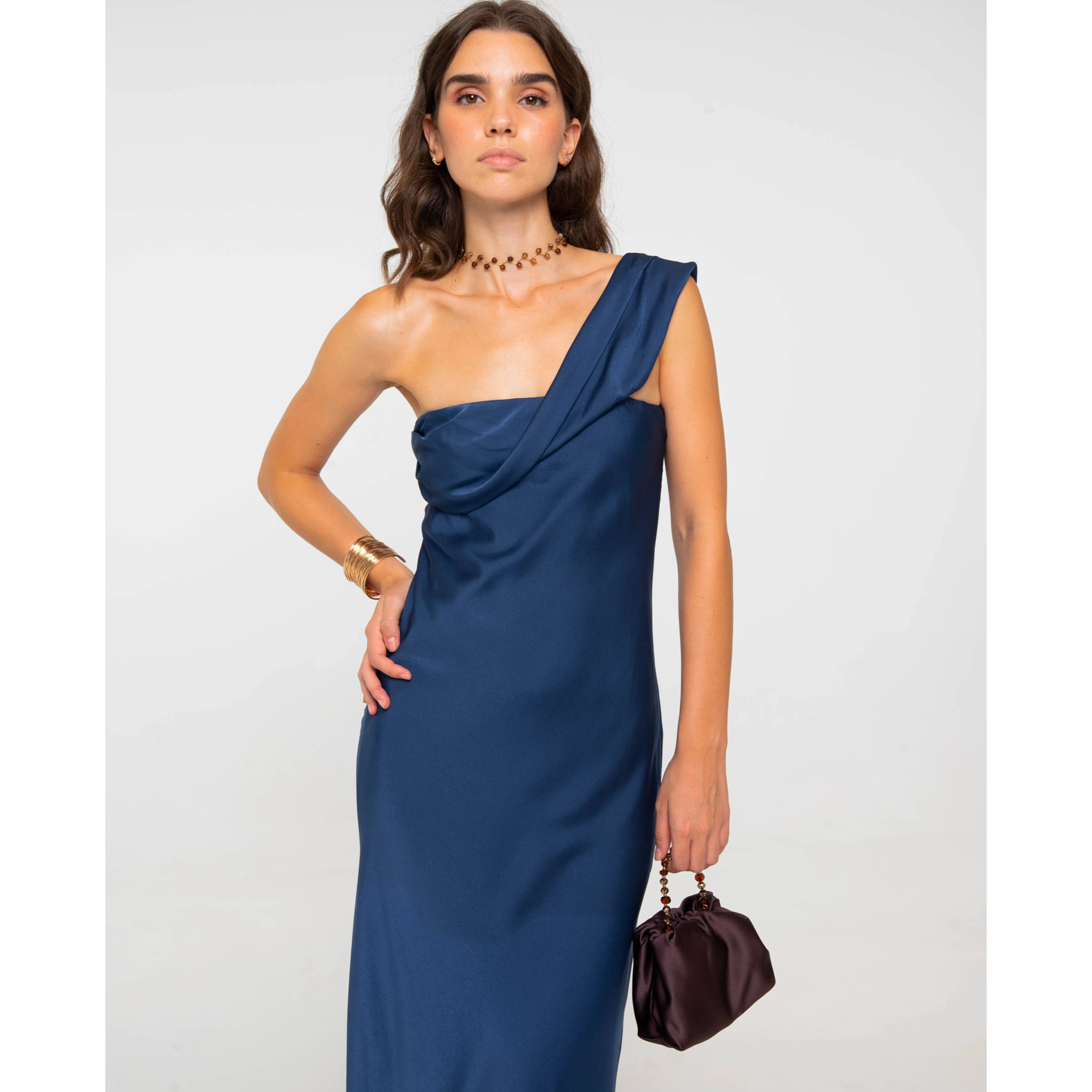 Vestido largo con escote asimétrico