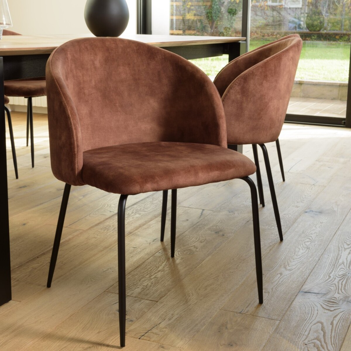 TOM - Lot de 2 chaises velours acajou dossier enveloppant pieds acier