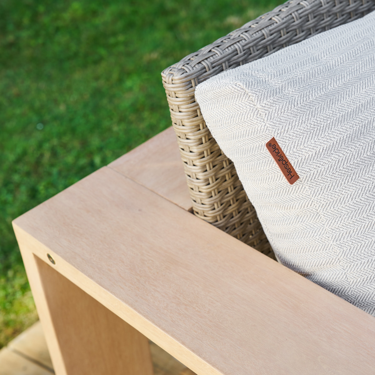 Canapé de jardin "Loevo" eucalyptus & gris 3 places en polyester et eucalyptus