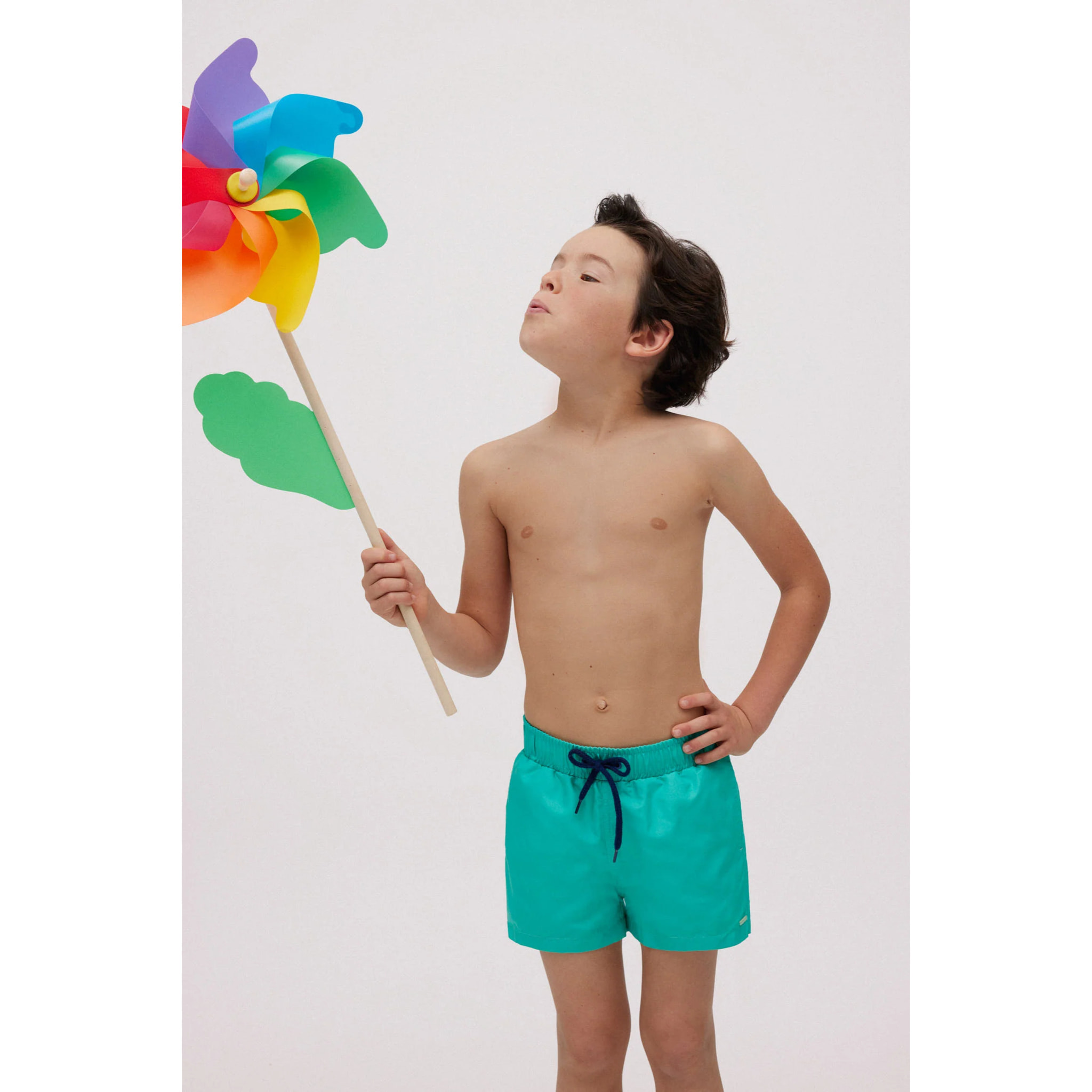 Costume da bagno corto da ragazzo blu scuro in tinta unita